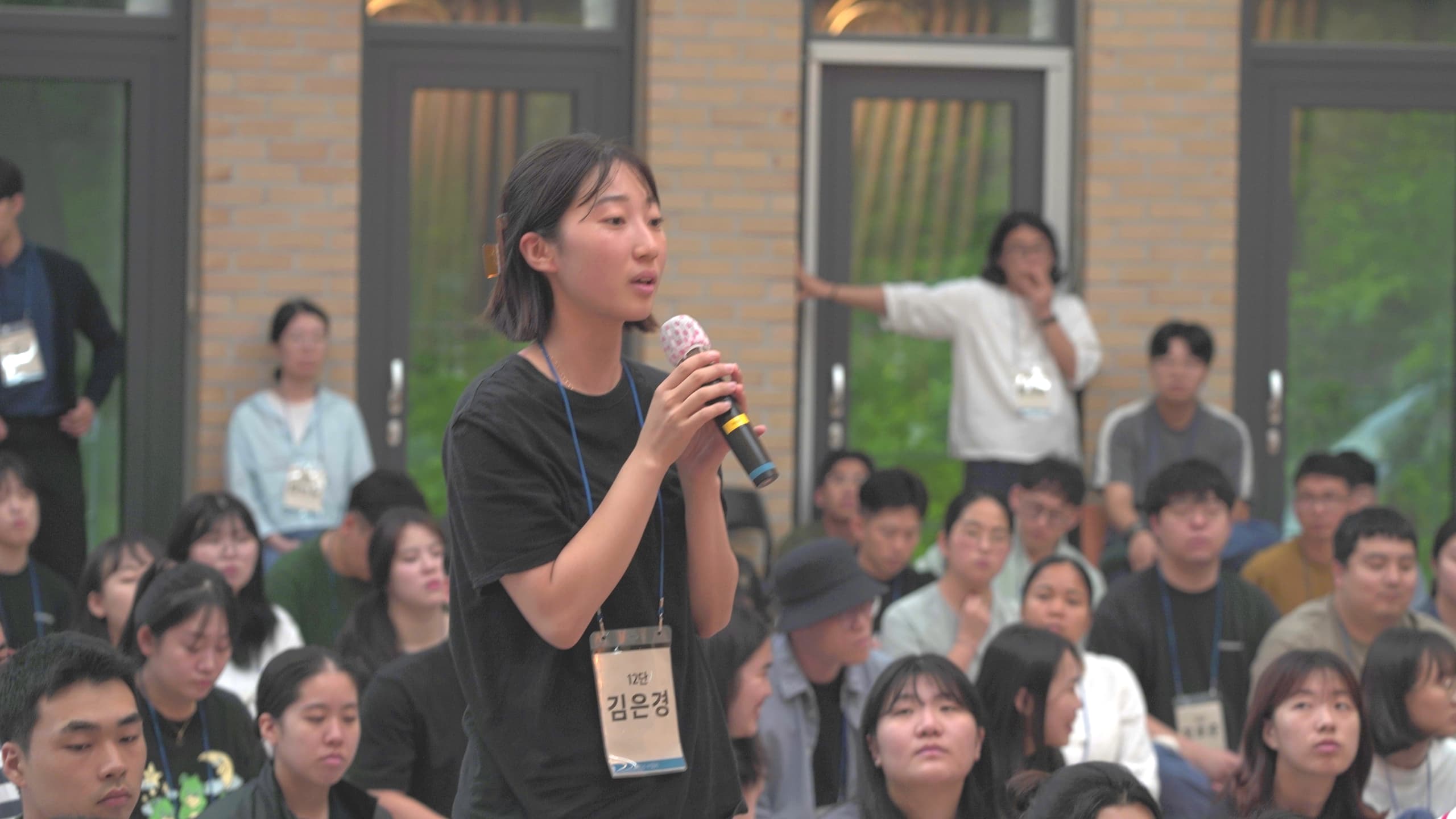 좌선 중인 참가자들