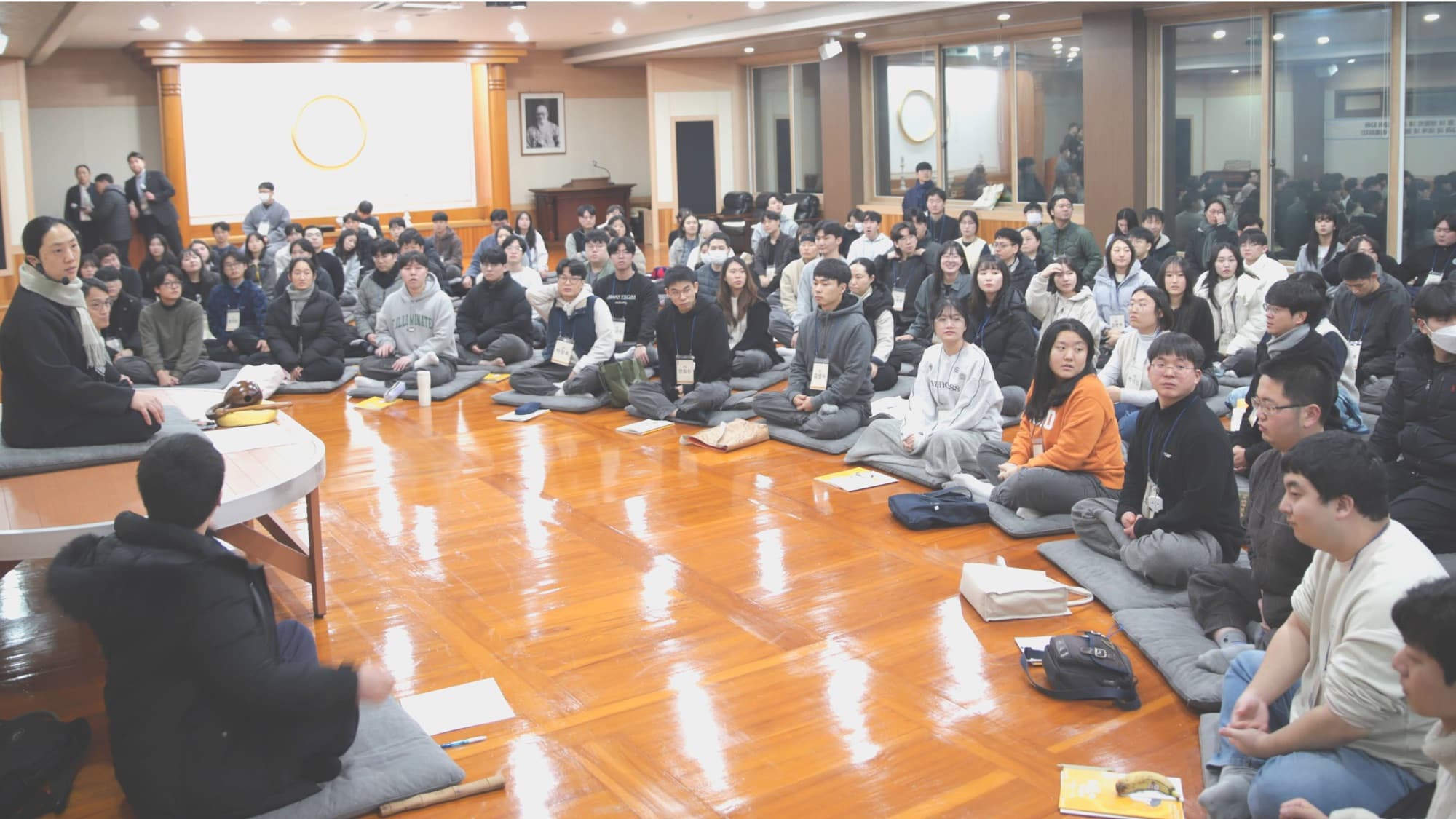 함께 이야기 나누는 참가자들